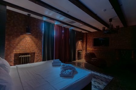 Кровать в номере 211 Люкс в отеле Де Арт на Профсоюзной
