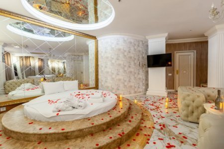 Круглая кровать в номере 207 Делюкс в Де Арт на Профсоюзной