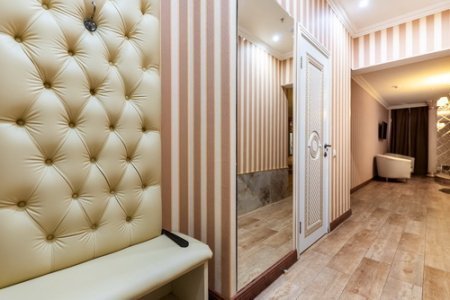 Прихожая в номере 212 Люкс в отеле Де Арт на Профсоюзной