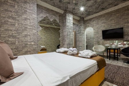 Спальное место номера Комфорт без окон в отеле De Art на Профсоюзной
