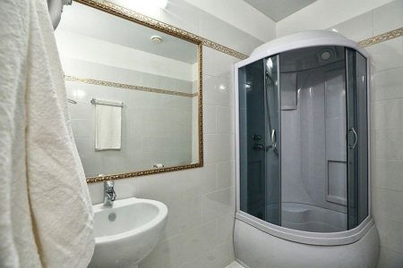 Душевая в номере Комфорт в отеле Elysium hotel