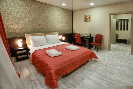 Двуспальная кровать номера ВИП в отеле Elysium hotel