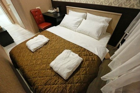 Двуспальная кровать в номере Эконом в Elysium hotel