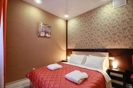 Двуспальная кровать в номере Комфорт в отеле Elysium hotel