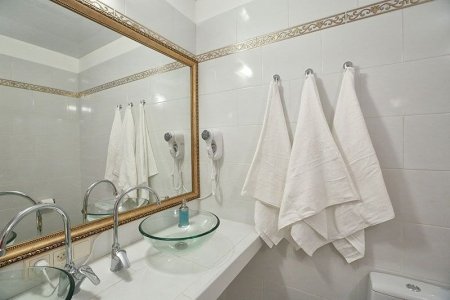 Раковина в номере ВИП в отеле Elysium hotel