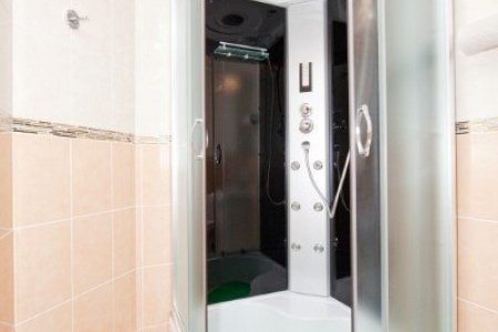 Душевая кабина в номере Полулюкс 1 в отеле Ладомир в Филях