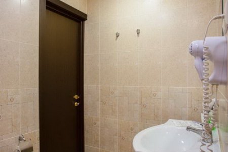 Забронировать номер на сутки - посмотреть цены Душевая в номере Семейный в отеле Базис-М