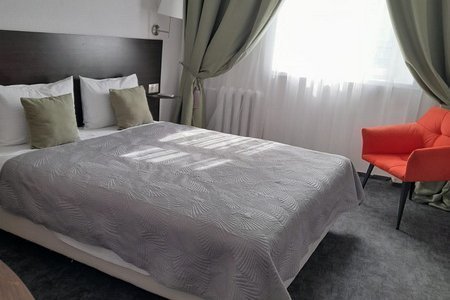 Снять номер посуточно для двоих Огромная кровать в номере Комфорт в отеле Базис-М