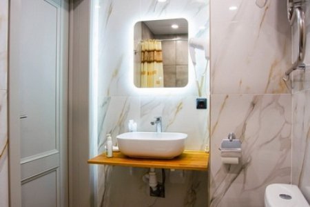 Бронь почасового номера в центре для романтического свидания Санузел в номереСтандарт четырехместный с двухъярусной кроватью в отеле Базис-М