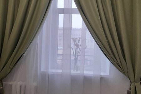 Снять номер на сутки для романтического уикенда Шторы в номере Комфорт в отеле Базис-М