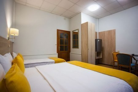 Уютный номер в Басманном районе — посмотреть фото и цены Спальное место в номере Комфорт трехместный в отеле Базис-М