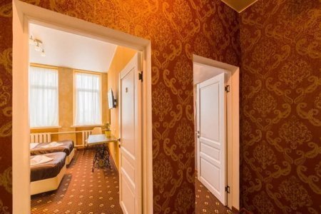 Посуточно в Базис-М — центр, чисто, без переплат Вид с порога в номере Семейный в отеле Базис-М