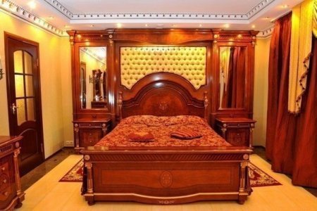 Двуспальная кровать в номере Премиум в отеле Ладомир на Яузе
