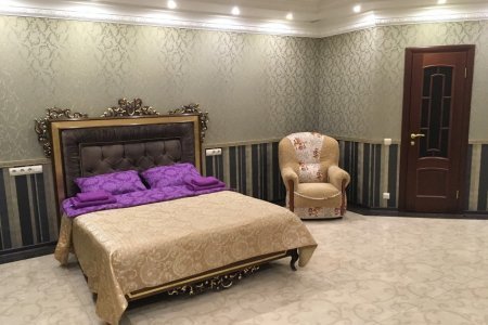 Кровать в номере Люкс в отеле Ладомир на Яузе