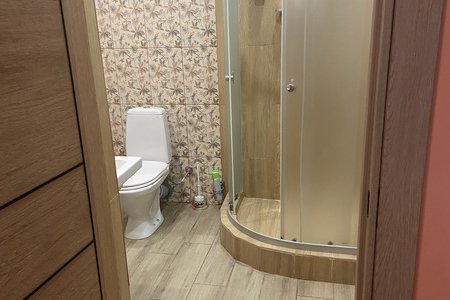 Душевая в номере Полулюкс Мандарин в отеле Элитон
