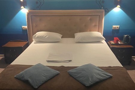 Кровать в номере Люкс Посейдон отеля Элитон