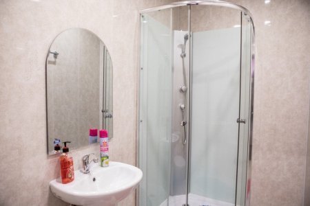 Отель Ладомир в Борисово — посмотреть цены на сайте Душ в номере Люкс в отеле Ладомир в Борисово