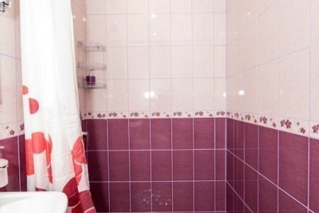 Номер для недорогого свидания — чисто и светло Душевая в номере Семейный в Ладомир в Борисово