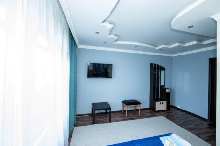 Почасово от 700 ₽ — чистый номер с халатом и тапочками Общий вид номера Люкс кингсайз в отеле Ладомир в Борисово