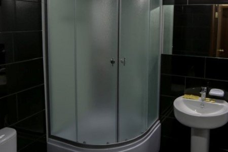 Душ в Улучшенный в отеле Парадиз на Чистых прудах