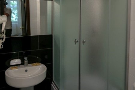 Душевая в Улучшенный в отеле Парадиз на Чистых прудах
