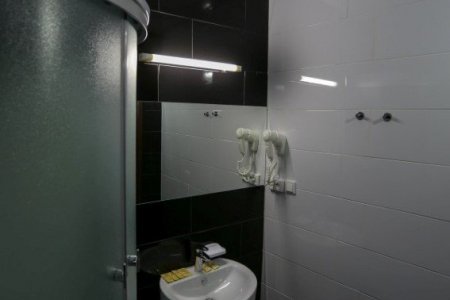 Раковина в номере Улучшенный в отеле Парадиз на Чистых прудах
