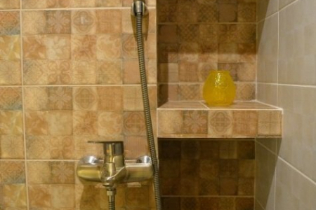 Душ в номере Золотой Лофт в Шокотеле