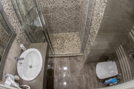 Инвайт Спа в тихом районе Марьино — забронировать Душ в номере Полулюкс в отеле Инвайт Спа