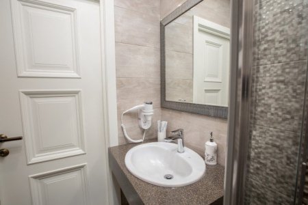 Чай и кофе в номер — забронировать Инвайт Спа раковина в номере Полулюкс в отеле Инвайт Спа