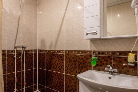 Душ в номере Премиум в апартаментах на Хромова