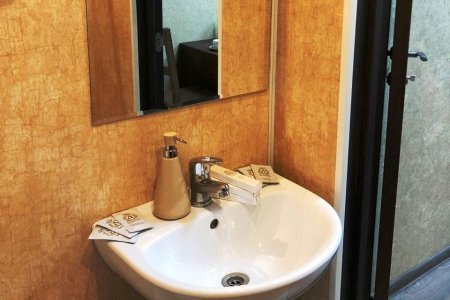 Забронировать номер в центре Москвы — от 1000 ₽/ч Раковина в номере Комфорт в отеле Багет
