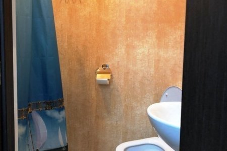 Снять номер на несколько часов с двуспальной кроватью Санузел в номере Комфорт в отеле Багет