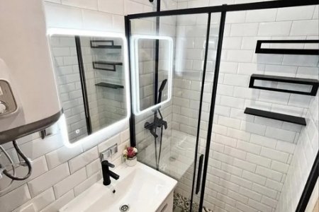 Душ в номере Люкс 301 в отеле Стромынка