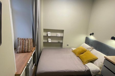 Кровать в номере Люкс 306 в отеле Стромынка