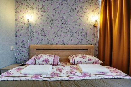 Двуспальная кровать в номере Люкс 2 в отеле Ладомир на Щелковской