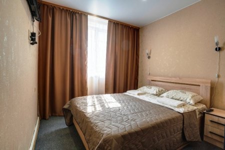Двуспальная кровать в номере Полулюкс в отеле Ладомир на Щелковской
