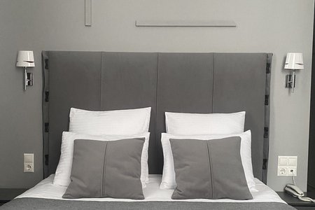 Кровать в номере Комфорт в отеле innGreyHotel