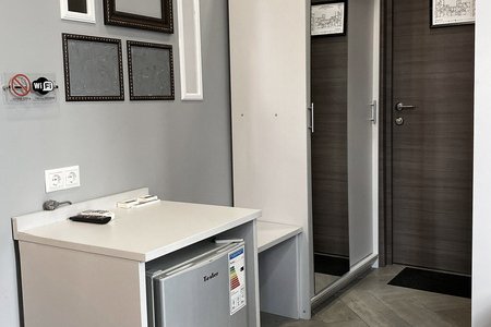 прихожая номера с двумя кроватями в отеле innGreyHotel