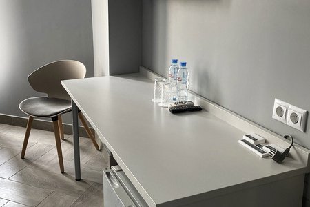 Рабочая зона в номере Стандарт в отеле innGreyHotel