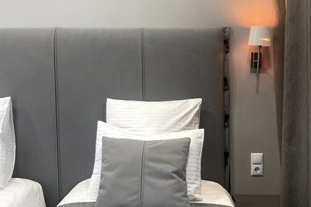 Спальная зона в номере с двумя кроватями в отеле innGreyHotel