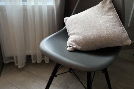 Стул в номере Улучшенный в отеле innGreyHotel