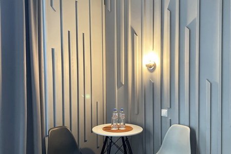Зона отдыха в номере с двумя кроватями в отеле innGreyHotel
