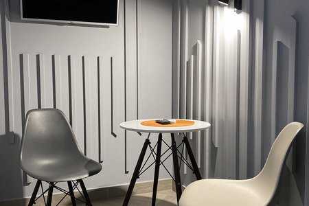 Зона отдыха в номере Улучшенный в отеле innGreyHotel