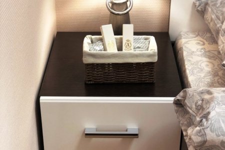 Тумбочка в номере Стандарт в отеле Flori Hotel