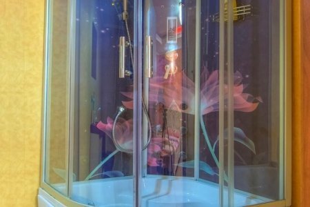 Душ в номере 6 в отеле Дионис