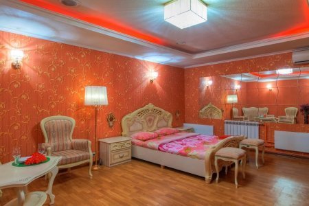 Интерьер в номере 6 в отеле Дионис