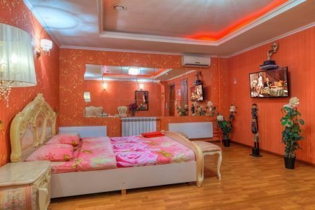 Кровать в номере 6 в отеле Дионис