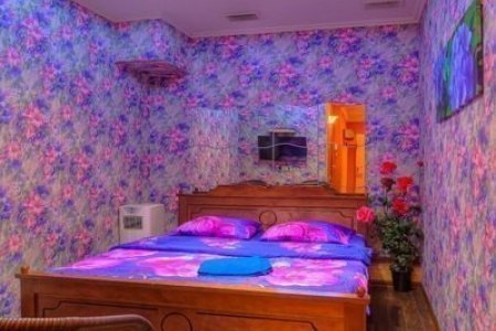 Кровать в номере 7 в отеле Дионис