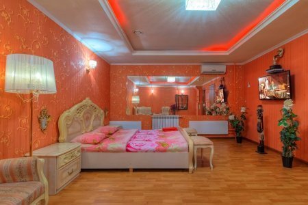 Спальная зона в номере 6 в отеле Дионис