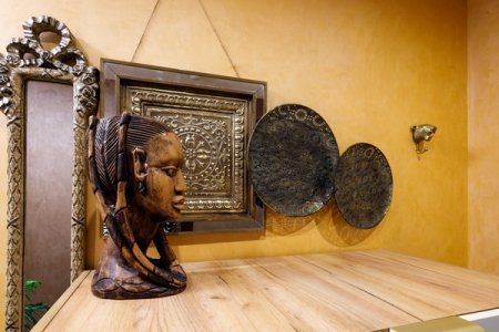 Почасовая гостиница Simple Rooms — заселение в любое время Декор в номере Кения в гостинице Симпл Румс